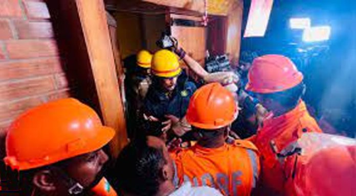 തമിഴ്നാട്ടിൽ പമ്പിന്റെ മേൽക്കൂര ഇടിഞ്ഞ് വീണു ; 3 പേര്ക്ക് ദാരുണാന്ത്യം തമിഴ്നാട്ടിൽ പമ്പിന്റെ മേൽക്കൂര ഇടിഞ്ഞ് വീണു ; 3 പേര്ക്ക് ദാരുണാന്ത്യം