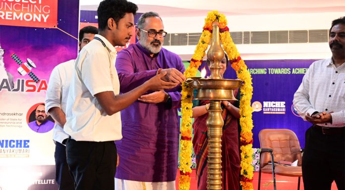 നിംസ് മെഡിസിറ്റിയില് വിദ്യാര്ത്ഥികള്ക്കൊപ്പം ദീപം തെളിയിച്ച് കേന്ദ്ര മന്ത്രി രാജീവ് ചന്ദ്രശേഖര് നിംസ് മെഡിസിറ്റിയില് വിദ്യാര്ത്ഥികള്ക്കൊപ്പം ദീപം തെളിയിച്ച് കേന്ദ്ര മന്ത്രി രാജീവ് ചന്ദ്രശേഖര്