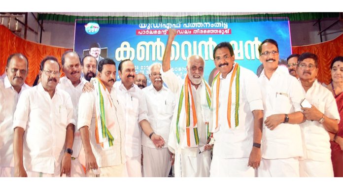 സിപിഎം നേതാവ് കോന്നി വിജയകുമാർ കോൺഗ്രസിൽ ചേർന്നു സിപിഎം നേതാവ് കോന്നി വിജയകുമാർ കോൺഗ്രസിൽ ചേർന്നു