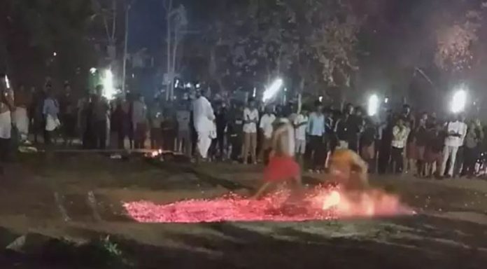 മാരിയമ്മൻ കോവിലിലെ കനല്ചാട്ടത്തിനിടെ വിദ്യാര്ത്ഥിക്ക് പരുക്ക് ; ആലത്തൂര് പോലീസ് കേസെടുത്തു മാരിയമ്മൻ കോവിലിലെ കനല്ചാട്ടത്തിനിടെ വിദ്യാര്ത്ഥിക്ക് പരുക്ക് ; ആലത്തൂര് പോലീസ് കേസെടുത്തു