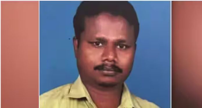 അടൂർ കടമ്പനാട് ആത്മഹത്യ ചെയ്ത വില്ലേജ് ഓഫീസർ മനോജിന്റെ വീട്ടിൽ സന്ദർശനം നടത്തി പത്തനംതിട്ട ജില്ലാ കളക്ടർ അടൂർ കടമ്പനാട് ആത്മഹത്യ ചെയ്ത വില്ലേജ് ഓഫീസർ മനോജിന്റെ വീട്ടിൽ സന്ദർശനം നടത്തി പത്തനംതിട്ട ജില്ലാ കളക്ടർ