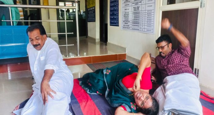 ഏഴുമറ്റൂർ പഞ്ചായത്തിൽ കുത്തിയിരിപ്പ് സത്യാഗ്രഹം നടത്തി ഏഴുമറ്റൂർ പഞ്ചായത്തിൽ കുത്തിയിരിപ്പ് സത്യാഗ്രഹം നടത്തി
