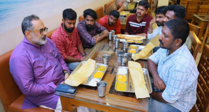 സിപിഒ റാങ്ക് ലിസ്റ്റ് : ഉദ്യോഗാർത്ഥികൾ പരാതിയുമായി രാജീവ് ചന്ദ്രശേഖറിനെ കണ്ടു സിപിഒ റാങ്ക് ലിസ്റ്റ് : ഉദ്യോഗാർത്ഥികൾ പരാതിയുമായി രാജീവ് ചന്ദ്രശേഖറിനെ കണ്ടു