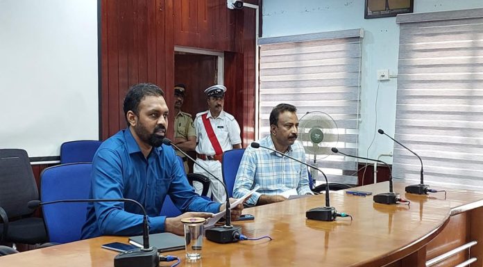 അവശ്യസേവന വിഭാഗത്തില്പ്പെട്ടവരുടെ വോട്ട് ഉറപ്പാക്കും : ജില്ലാ കളക്ടര് അവശ്യസേവന വിഭാഗത്തില്പ്പെട്ടവരുടെ വോട്ട് ഉറപ്പാക്കും : ജില്ലാ കളക്ടര്