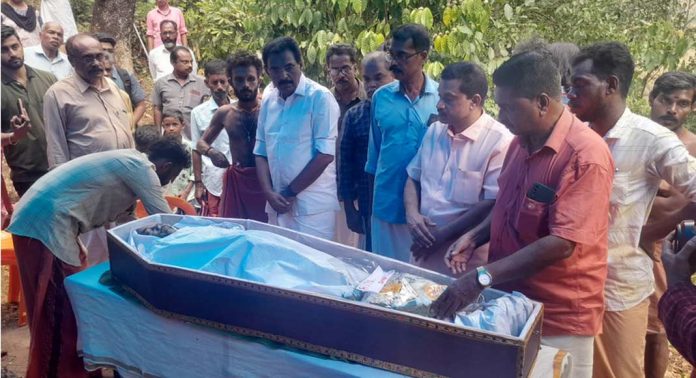 തേക്കുതോട് ഏഴാംതലയിൽ കാട്ടാനയുടെ ആക്രമണത്തിൽ കൊല്ലപ്പെട്ട ദിലീപിന്റെ സംസ്കാരം നടത്തി തേക്കുതോട് ഏഴാംതലയിൽ കാട്ടാനയുടെ ആക്രമണത്തിൽ കൊല്ലപ്പെട്ട ദിലീപിന്റെ സംസ്കാരം നടത്തി