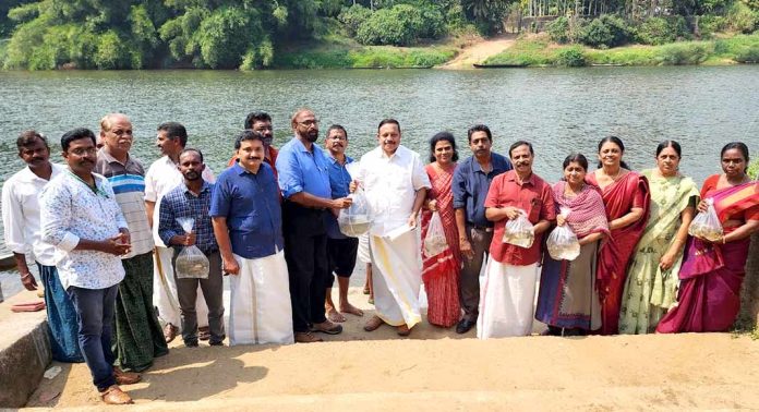 ആറന്മുള പരപ്പുഴകടവില് മത്സ്യകുഞ്ഞുങ്ങളെ പമ്പാ നദിയില് നിക്ഷേപിച്ചു ആറന്മുള പരപ്പുഴകടവില് മത്സ്യകുഞ്ഞുങ്ങളെ പമ്പാ നദിയില് നിക്ഷേപിച്ചു
