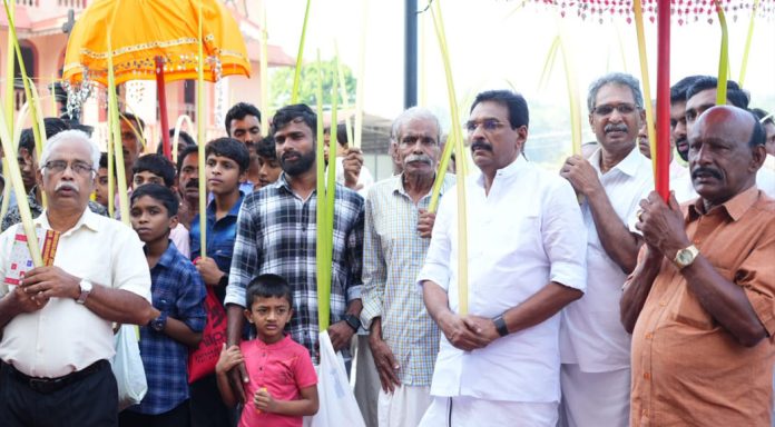 പള്ളികളിൽ നടന്ന ഓശാന ചടങ്ങുകളിൽ പങ്കെടുത്ത് യുഡിഎഫ് സ്ഥാനാർഥി ആൻ്റോ ആൻ്റണി പള്ളികളിൽ നടന്ന ഓശാന ചടങ്ങുകളിൽ പങ്കെടുത്ത് യുഡിഎഫ് സ്ഥാനാർഥി ആൻ്റോ ആൻ്റണി