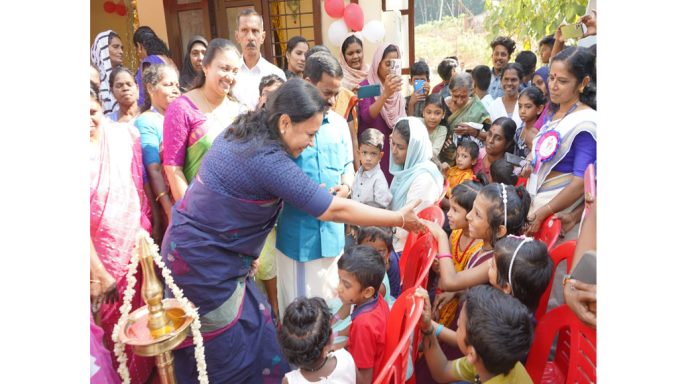 പാട്ടു പാടി അങ്കണവാടി ഉദ്ഘാടനം ആഘോഷമാക്കി കുട്ടികള് പാട്ടു പാടി അങ്കണവാടി ഉദ്ഘാടനം ആഘോഷമാക്കി കുട്ടികള്