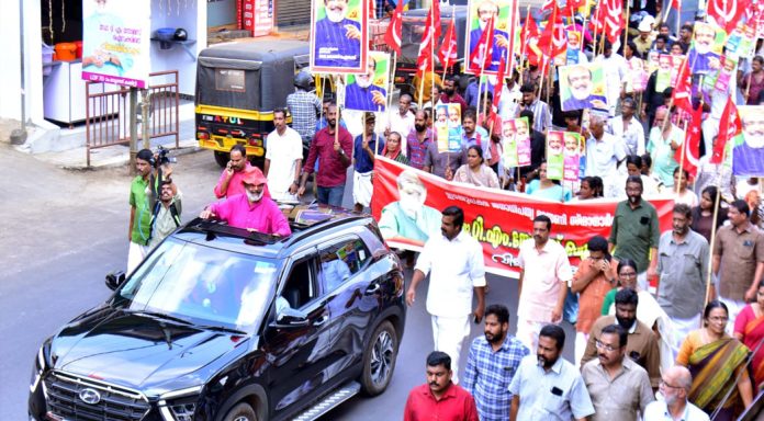 കോന്നിയെ ഇളക്കിമറിച്ച് തോമസ് ഐസകിന്റെ റോഡ്ഷോ കോന്നിയെ ഇളക്കിമറിച്ച് തോമസ് ഐസകിന്റെ റോഡ്ഷോ