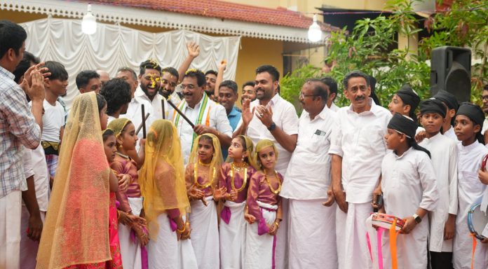മഴയത്തും ആവേശമായി ആന്റോ ആന്റണി മഴയത്തും ആവേശമായി ആന്റോ ആന്റണി