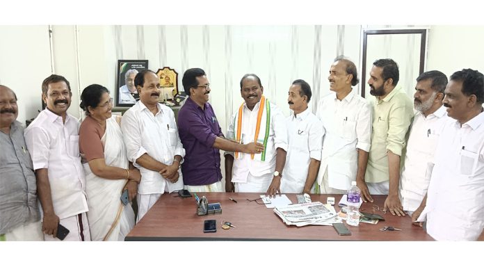 സമരാഗ്നി വിജയം ; ഡി.സി.സി പ്രസിഡന്റിനെ ആദരിച്ചു സമരാഗ്നി വിജയം ; ഡി.സി.സി പ്രസിഡന്റിനെ ആദരിച്ചു
