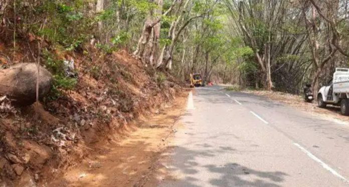 അത്തിക്കയം- ചെത്തോങ്കര റോഡിന്റെ കരികുളം വനമേഖലയിലെ വീതികൂട്ടല് ജോലികള് പുരോഗമിക്കുന്നു അത്തിക്കയം- ചെത്തോങ്കര റോഡിന്റെ കരികുളം വനമേഖലയിലെ വീതികൂട്ടല് ജോലികള് പുരോഗമിക്കുന്നു