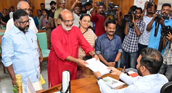 പത്തനംതിട്ട – എല്.ഡി.എഫ് സ്ഥാനാര്ത്ഥി ഡോ. റ്റി. എം തോമസ് ഐസക്ക് നാമനിര്ദ്ദേശ പത്രിക സമര്പ്പിച്ചു പത്തനംതിട്ട – എല്.ഡി.എഫ് സ്ഥാനാര്ത്ഥി ഡോ. റ്റി. എം തോമസ് ഐസക്ക് നാമനിര്ദ്ദേശ പത്രിക സമര്പ്പിച്ചു