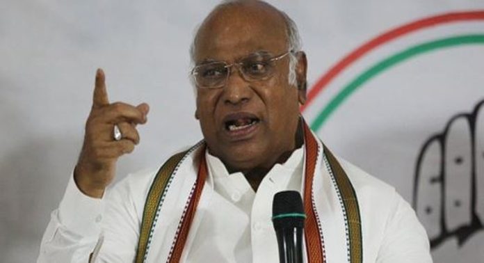 മോദി നുണകളുടെ രാജാവ് ; വിമർശനവുമായി മല്ലികാർജുൻ ഖാര്ഗെ മോദി നുണകളുടെ രാജാവ് ; വിമർശനവുമായി മല്ലികാർജുൻ ഖാര്ഗെ
