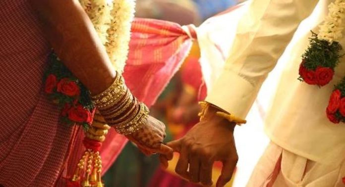 അത് എങ്ങനെ ശരിയാകും ; ഹിന്ദുയുവതിക്ക് ക്രിസ്ത്യൻ പേര്, പിന്നാലെ വിവാഹച്ചടങ്ങിന് ക്ഷേത്രം വിസമ്മതിച്ചു, തലയിൽ കൈവച്ച് കുടുംബം…! അത് എങ്ങനെ ശരിയാകും ; ഹിന്ദുയുവതിക്ക് ക്രിസ്ത്യൻ പേര്, പിന്നാലെ വിവാഹച്ചടങ്ങിന് ക്ഷേത്രം വിസമ്മതിച്ചു, തലയിൽ കൈവച്ച് കുടുംബം…!