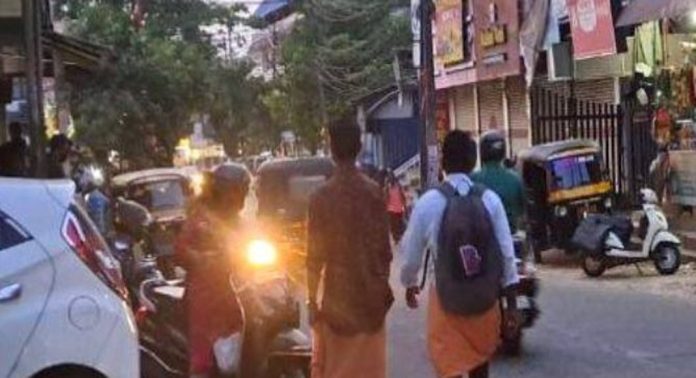 ഇട്ടിയപ്പാറ കോളേജ് റോഡിൽ ഗതാഗതക്കുരുക്ക് രൂക്ഷമാകുന്നു ; യാത്രക്കാർ ദുരിതത്തിൽ ഇട്ടിയപ്പാറ കോളേജ് റോഡിൽ ഗതാഗതക്കുരുക്ക് രൂക്ഷമാകുന്നു ; യാത്രക്കാർ ദുരിതത്തിൽ