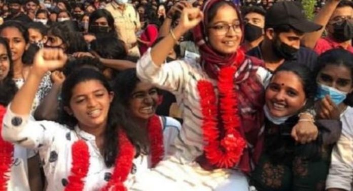 കാമ്പസുകളില് വിദ്യാര്ഥി രാഷ്ട്രീയം തടയണം ; ഹൈക്കോടതിയില് ഹര്ജി കാമ്പസുകളില് വിദ്യാര്ഥി രാഷ്ട്രീയം തടയണം ; ഹൈക്കോടതിയില് ഹര്ജി