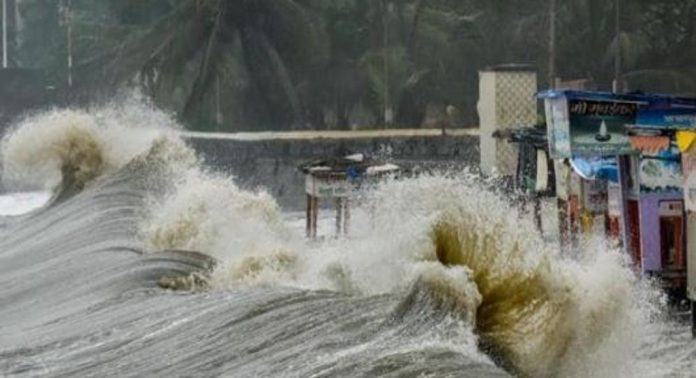 തമിഴ്നാട് തീരത്ത് ഉയർന്ന തിരമാല ; ജാഗ്രത മുന്നറിയിപ്പ് നൽകി അധികൃതർ തമിഴ്നാട് തീരത്ത് ഉയർന്ന തിരമാല ; ജാഗ്രത മുന്നറിയിപ്പ് നൽകി അധികൃതർ