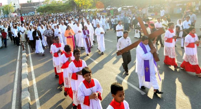 ക്രിസ്തുവിന്റെ പീഢാനുഭവ സ്മരണയില് ഇന്ന് ദുഃഖവെള്ളി ; പ്രാർത്ഥനയോടെ വിശ്വാസികൾ…! ക്രിസ്തുവിന്റെ പീഢാനുഭവ സ്മരണയില് ഇന്ന് ദുഃഖവെള്ളി ; പ്രാർത്ഥനയോടെ വിശ്വാസികൾ…!