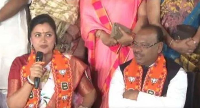 മഹാരാഷ്ട്ര സ്വതന്ത്ര എംപി നവനീത് റാണ ബിജെപിയിൽ ചേർന്നതായി റിപ്പോർട്ടുകൾ മഹാരാഷ്ട്ര സ്വതന്ത്ര എംപി നവനീത് റാണ ബിജെപിയിൽ ചേർന്നതായി റിപ്പോർട്ടുകൾ