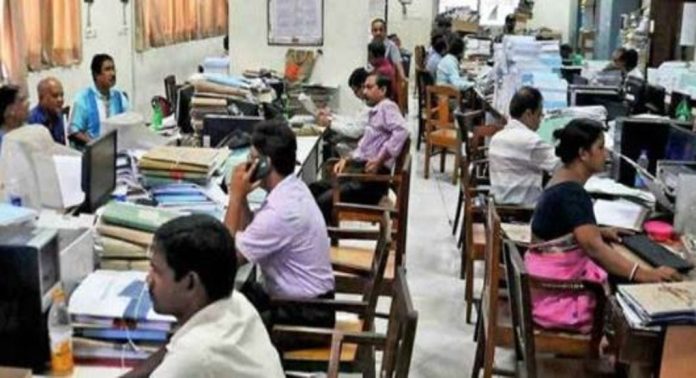 സർക്കാർ ജീവനക്കാരുടെ ശമ്പള വിതരണം തുടങ്ങി ; മൂന്നാം ദിവസവും പ്രതിസന്ധി സർക്കാർ ജീവനക്കാരുടെ ശമ്പള വിതരണം തുടങ്ങി ; മൂന്നാം ദിവസവും പ്രതിസന്ധി