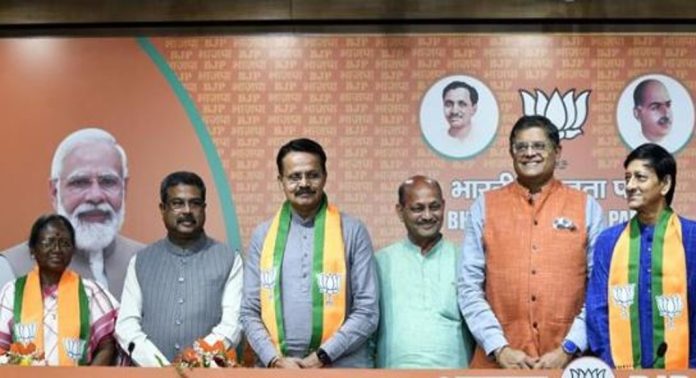 ബിജെഡി സ്ഥാപകനേതാക്കളിലൊരായ ഭർതൃഹരി മഹ്താബ് ബിജെപിയിൽ ചേർന്നു ബിജെഡി സ്ഥാപകനേതാക്കളിലൊരായ ഭർതൃഹരി മഹ്താബ് ബിജെപിയിൽ ചേർന്നു