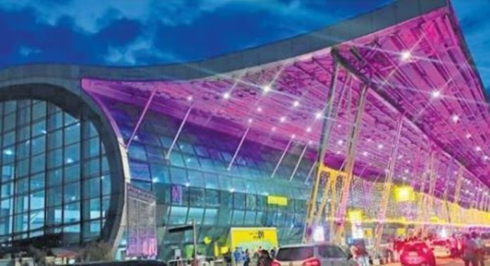 തിരുവനന്തപുരം വിമാനത്താവളത്തിൽ സ്വർണവേട്ട ; യാത്രക്കാരൻ അറസ്റ്റിൽ തിരുവനന്തപുരം വിമാനത്താവളത്തിൽ സ്വർണവേട്ട ; യാത്രക്കാരൻ അറസ്റ്റിൽ