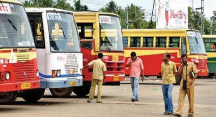 കെഎസ്ആർടിസി ഉദ്യോഗസ്ഥരെ നോട്ടീസുപോലും നൽകാതെ പിരിച്ചുവിട്ടെന്ന് പരാതി കെഎസ്ആർടിസി ഉദ്യോഗസ്ഥരെ നോട്ടീസുപോലും നൽകാതെ പിരിച്ചുവിട്ടെന്ന് പരാതി