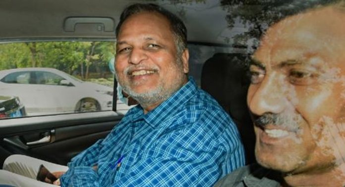 ആം ആദ്മി പാർട്ടിക്ക് വീണ്ടും തിരിച്ചടി ; റിമാൻഡിൽ കഴിയുന്ന ഡൽഹി മുൻ മന്ത്രി സത്യേന്ദ്ര ജയിനിനെതിരെ സിബിഐ അന്വേഷണം ആം ആദ്മി പാർട്ടിക്ക് വീണ്ടും തിരിച്ചടി ; റിമാൻഡിൽ കഴിയുന്ന ഡൽഹി മുൻ മന്ത്രി സത്യേന്ദ്ര ജയിനിനെതിരെ സിബിഐ അന്വേഷണം