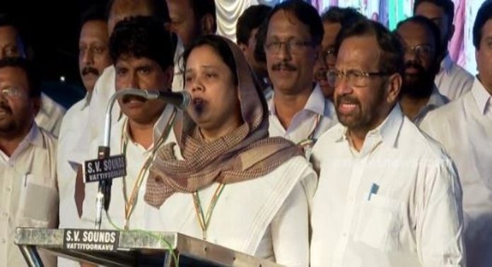ഒരു കൈയബദ്ധം ; സമരാഗ്നി സമാപന വേദിയില് ദേശീയഗാനം തെറ്റിച്ച് പാടി പാലോട് രവി, പിന്നാലെ ട്രോളുമായി സോഷ്യൽ മീഡിയ ഒരു കൈയബദ്ധം ; സമരാഗ്നി സമാപന വേദിയില് ദേശീയഗാനം തെറ്റിച്ച് പാടി പാലോട് രവി, പിന്നാലെ ട്രോളുമായി സോഷ്യൽ മീഡിയ
