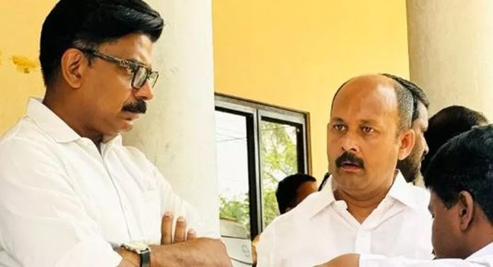 പ്രതിഷേധവുമായി ബന്ധപ്പെട്ട കേസ് ; മാത്യു കുഴൽനാടനും മുഹമ്മദ് ഷിയാസും ഇന്ന് പോലീസിന് മുന്നിൽ ഹാജരാകും പ്രതിഷേധവുമായി ബന്ധപ്പെട്ട കേസ് ; മാത്യു കുഴൽനാടനും മുഹമ്മദ് ഷിയാസും ഇന്ന് പോലീസിന് മുന്നിൽ ഹാജരാകും