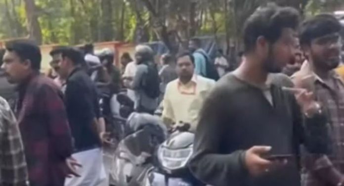 രാത്രി നിയന്ത്രണം ഏർപ്പെടുത്തിയ നടപടി ; കോഴിക്കോട് എൻ.ഐ.ടിക്ക് മുന്നിൽ വിദ്യാർഥി പ്രതിഷേധം, അധ്യാപകരെ തടഞ്ഞു രാത്രി നിയന്ത്രണം ഏർപ്പെടുത്തിയ നടപടി ; കോഴിക്കോട് എൻ.ഐ.ടിക്ക് മുന്നിൽ വിദ്യാർഥി പ്രതിഷേധം, അധ്യാപകരെ തടഞ്ഞു