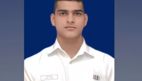 ഇന്ത്യന് നാവിക സേന കപ്പലില് നിന്ന് ഉദ്യോഗസ്ഥനെ കാണാതായതായി റിപ്പോർട്ടുകൾ ഇന്ത്യന് നാവിക സേന കപ്പലില് നിന്ന് ഉദ്യോഗസ്ഥനെ കാണാതായതായി റിപ്പോർട്ടുകൾ