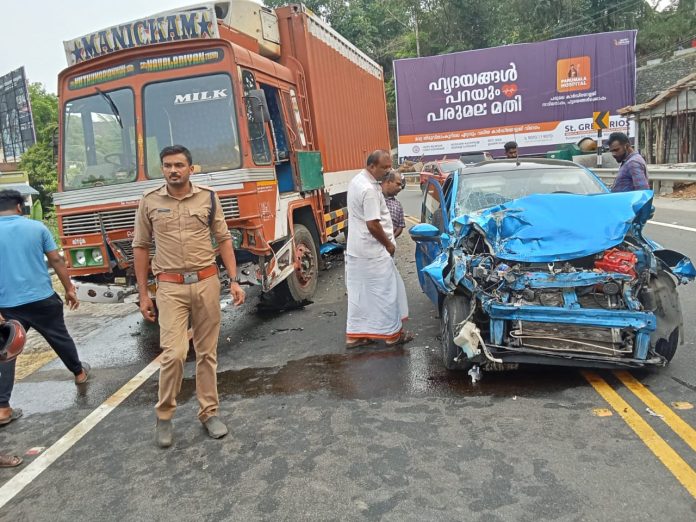 പരസ്യബോർഡ് സ്ഥാപിച്ചതിന് പിന്നാലെ അപകടം ; വ്യാപക പ്രതിഷേധവുമായി നാട്ടുകാര് പരസ്യബോർഡ് സ്ഥാപിച്ചതിന് പിന്നാലെ അപകടം ; വ്യാപക പ്രതിഷേധവുമായി നാട്ടുകാര്