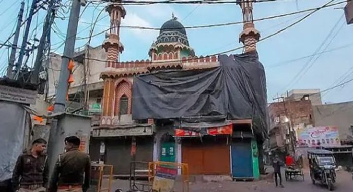 ഹോളി ആഘോഷം; ഘോഷയാത്ര കടന്നുപോകുന്ന വഴികളിലെ പള്ളികൾ ഷീറ്റുകൊണ്ട് മൂടണം, വിവാദ ഉത്തരവുമായി അധികൃതർ ഹോളി ആഘോഷം; ഘോഷയാത്ര കടന്നുപോകുന്ന വഴികളിലെ പള്ളികൾ ഷീറ്റുകൊണ്ട് മൂടണം, വിവാദ ഉത്തരവുമായി അധികൃതർ