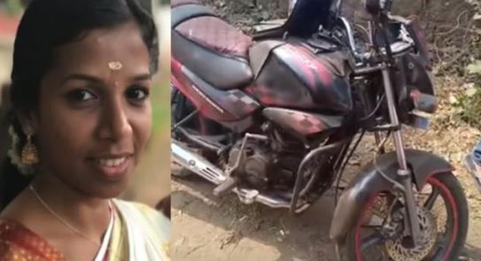 പേരാമ്പ്ര കൊലപാതകം ; പ്രതി ഉപയോഗിച്ച ബൈക്ക് കണ്ടെത്തി പേരാമ്പ്ര കൊലപാതകം ; പ്രതി ഉപയോഗിച്ച ബൈക്ക് കണ്ടെത്തി