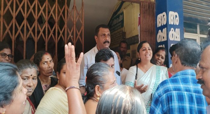 കുടിവെള്ള ക്ഷാമം അതിരൂക്ഷം ; പഞ്ചായത്ത് ഓഫീസ് നാട്ടുകാര് ഉപരോധിച്ചു കുടിവെള്ള ക്ഷാമം അതിരൂക്ഷം ; പഞ്ചായത്ത് ഓഫീസ് നാട്ടുകാര് ഉപരോധിച്ചു