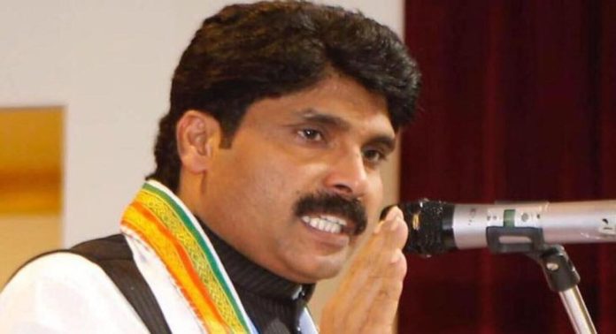 തെരഞ്ഞെടുപ്പില് ആര്എസ്എസിന് നേരിട്ട് ഒരു എംപിയെ സമ്മാനിക്കാന് കൂടിയാണ് അധ്വാനിക്കുന്നത് ; ഇടതു പ്രചരണം തള്ളി ടി സിദ്ദീഖ് തെരഞ്ഞെടുപ്പില് ആര്എസ്എസിന് നേരിട്ട് ഒരു എംപിയെ സമ്മാനിക്കാന് കൂടിയാണ് അധ്വാനിക്കുന്നത് ; ഇടതു പ്രചരണം തള്ളി ടി സിദ്ദീഖ്