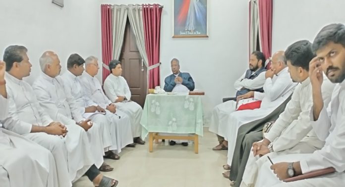 വൈദികനെ ആക്രമിച്ച സംഭവം ; പ്രതിഷേധവുമായി വിജയപുരം രൂപത വൈദികനെ ആക്രമിച്ച സംഭവം ; പ്രതിഷേധവുമായി വിജയപുരം രൂപത