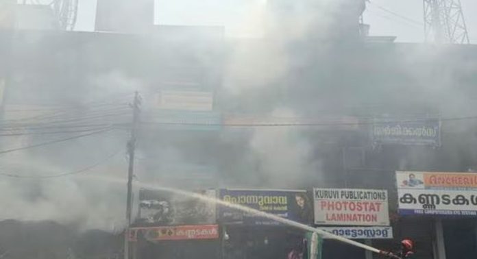 കോട്ടയം മെഡിക്കല് കോളേജിന് സമീപം വാണിജ്യ സമുച്ചയത്തില് വൻ തീപിടിത്തം ; അഗ്നിരക്ഷാ സേന സ്ഥലത്തെത്തി കോട്ടയം മെഡിക്കല് കോളേജിന് സമീപം വാണിജ്യ സമുച്ചയത്തില് വൻ തീപിടിത്തം ; അഗ്നിരക്ഷാ സേന സ്ഥലത്തെത്തി