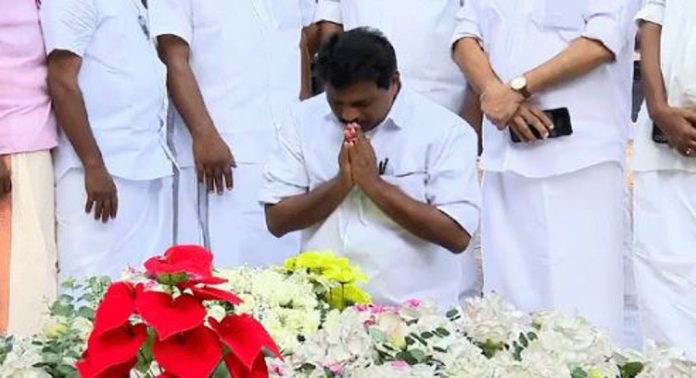 ലോക്സഭാ തെരഞ്ഞെടുപ്പ് ; മാവേലിക്കര മണ്ഡലം ഉണർന്നു, ഉമ്മൻചാണ്ടിയുടെ കല്ലറയിൽ പ്രാർത്ഥിച്ച് കൊടിക്കുന്നിൽ ലോക്സഭാ തെരഞ്ഞെടുപ്പ് ; മാവേലിക്കര മണ്ഡലം ഉണർന്നു, ഉമ്മൻചാണ്ടിയുടെ കല്ലറയിൽ പ്രാർത്ഥിച്ച് കൊടിക്കുന്നിൽ