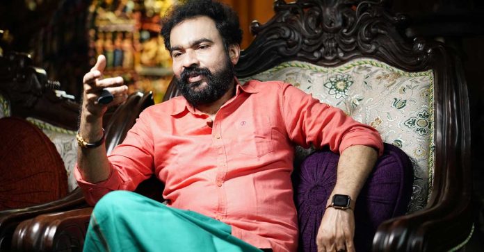 ഒരു കള്ളന്റെ വീട്ടിൽ മറ്റൊരു കള്ളൻ ; പുരാവസ്തു തട്ടിപ്പ് കേസ് പ്രതി മോൻസൺ മാവുങ്കലിന്റെ വീട്ടിൽ മോഷണം നടന്നതായി റിപ്പോർട്ടുകൾ ഒരു കള്ളന്റെ വീട്ടിൽ മറ്റൊരു കള്ളൻ ; പുരാവസ്തു തട്ടിപ്പ് കേസ് പ്രതി മോൻസൺ മാവുങ്കലിന്റെ വീട്ടിൽ മോഷണം നടന്നതായി റിപ്പോർട്ടുകൾ