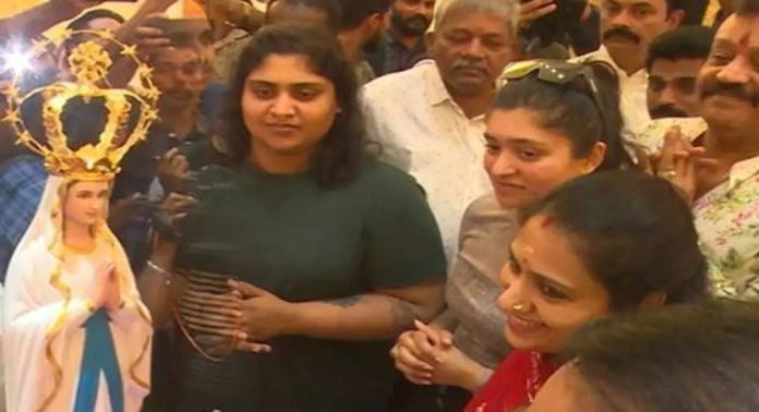 സുരേഷ് ഗാേപി നൽകിയ സ്വർണ കിരീടത്തിൽ എത്ര പവൻ ഉണ്ടെന്നറിയണം ; ആവശ്യവുമായി കോൺഗ്രസ് ഇടവക കൗൺസിലർ രംഗത്ത് സുരേഷ് ഗാേപി നൽകിയ സ്വർണ കിരീടത്തിൽ എത്ര പവൻ ഉണ്ടെന്നറിയണം ; ആവശ്യവുമായി കോൺഗ്രസ് ഇടവക കൗൺസിലർ രംഗത്ത്