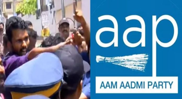 ദേശീയ പതാകയെ അപമാനിച്ചു ; തിരുവനന്തപുരത്ത് എ.എ.പി നേതാക്കൾക്കെതിരെ കേസെടുത്തു ദേശീയ പതാകയെ അപമാനിച്ചു ; തിരുവനന്തപുരത്ത് എ.എ.പി നേതാക്കൾക്കെതിരെ കേസെടുത്തു