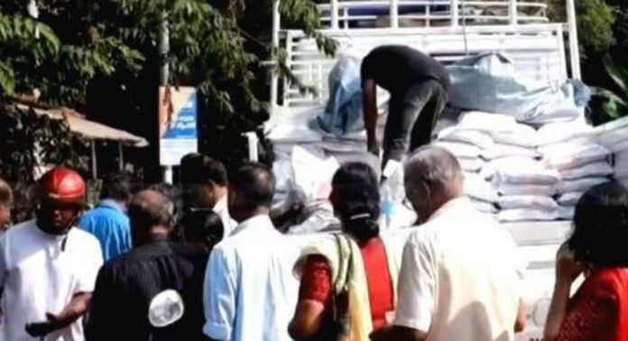 ഭാരത് അരി വിതരണത്തെ ചൊല്ലി തർക്കം ; ഒടുവിൽ തിരഞ്ഞെടുപ്പ് കമ്മിഷൻ ഉദ്യോഗസ്ഥർ ഇടപ്പെട്ടു ഭാരത് അരി വിതരണത്തെ ചൊല്ലി തർക്കം ; ഒടുവിൽ തിരഞ്ഞെടുപ്പ് കമ്മിഷൻ ഉദ്യോഗസ്ഥർ ഇടപ്പെട്ടു