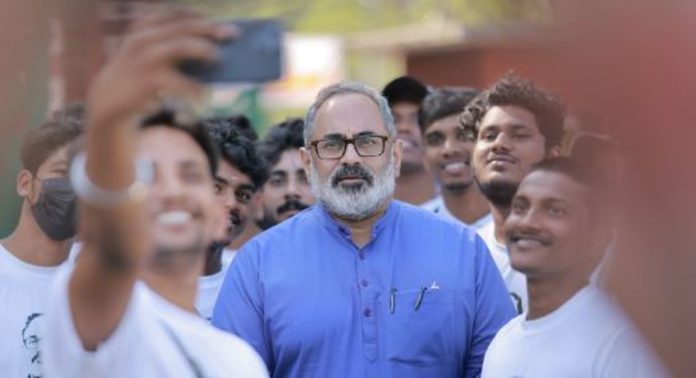 തെരഞ്ഞെടുപ്പ് ചട്ടലംഘനം നടത്തി ; രാജീവ് ചന്ദ്രശേഖറിനെതിരെ പരാതി തെരഞ്ഞെടുപ്പ് ചട്ടലംഘനം നടത്തി ; രാജീവ് ചന്ദ്രശേഖറിനെതിരെ പരാതി