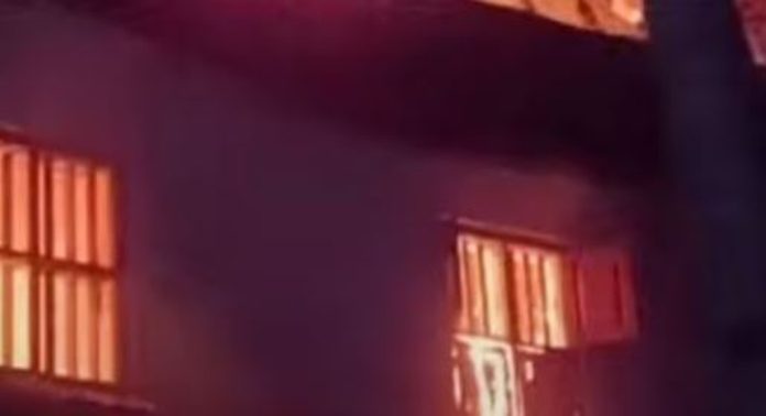 കോഴിക്കോട് വീടിന് തീപിടിച്ചു ; വൻ നാശനഷ്ടം കോഴിക്കോട് വീടിന് തീപിടിച്ചു ; വൻ നാശനഷ്ടം