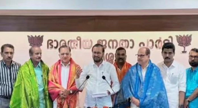 തൃശൂരിൽ കോൺഗ്രസ് നേതാക്കൾ ബിജെപിയിൽ ചേർന്നതായി റിപ്പോർട്ടുകൾ തൃശൂരിൽ കോൺഗ്രസ് നേതാക്കൾ ബിജെപിയിൽ ചേർന്നതായി റിപ്പോർട്ടുകൾ