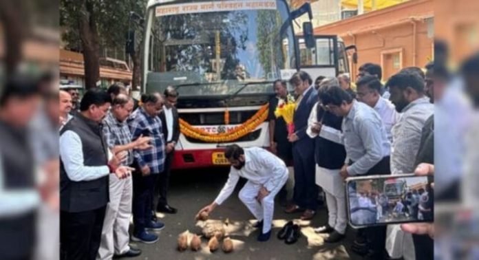 മഹാരാഷ്ട്രയിലെ ആദ്യ എൽഎൻജി ബസ് ഉദ്ഘാടനം ചെയ്ത് മുഖ്യമന്ത്രി ഏക്നാഥ് ഷിൻഡെ മഹാരാഷ്ട്രയിലെ ആദ്യ എൽഎൻജി ബസ് ഉദ്ഘാടനം ചെയ്ത് മുഖ്യമന്ത്രി ഏക്നാഥ് ഷിൻഡെ