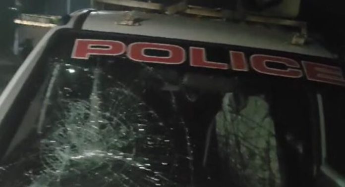 മദ്യലഹരിയിൽ യുവാവിന്റെ ആക്രമണം ; പോലീസ് വാഹനം അടിച്ചുതകർത്തു, രണ്ട് ഉദ്യോഗസ്ഥർക്ക് പരിക്ക് മദ്യലഹരിയിൽ യുവാവിന്റെ ആക്രമണം ; പോലീസ് വാഹനം അടിച്ചുതകർത്തു, രണ്ട് ഉദ്യോഗസ്ഥർക്ക് പരിക്ക്